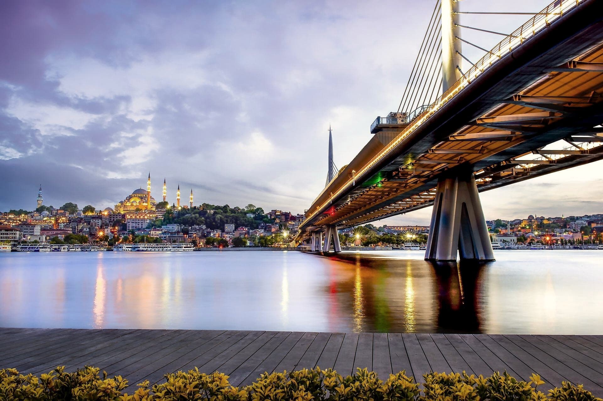 Istanbul am Goldenen Horn in der Dämmerung: Metrobrücke, dahinter die Süleymaniye-Moschee